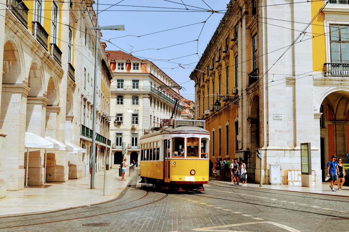 Como se mudar para Portugal trabalhando como brasileiro: vistos, CV e rotina